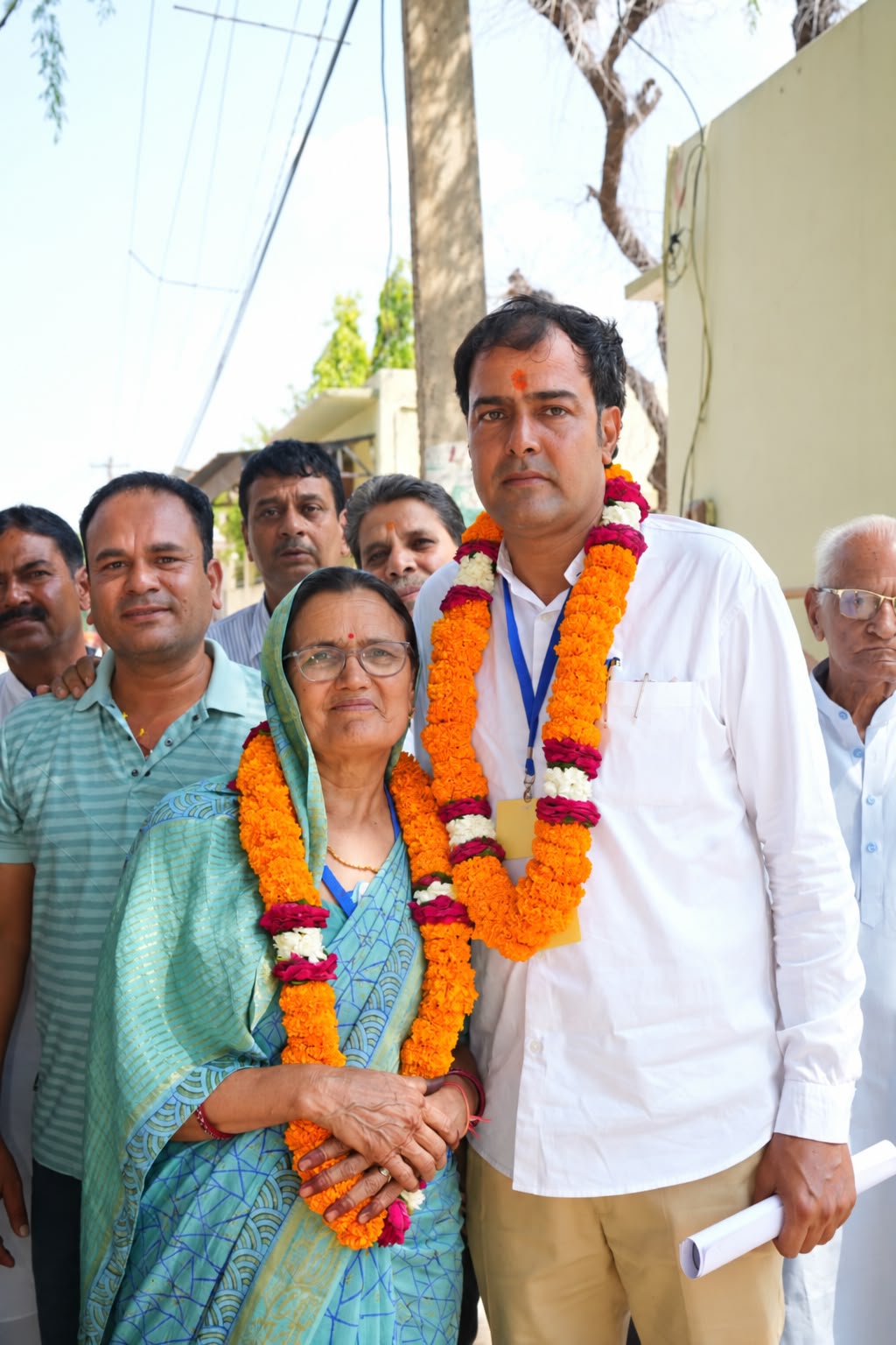 संजीव भानुका दूसरी बार कांग्रेस के टिकट पर पार्षद चुने गए हैं। वहीं उनकी माता परमेश्वरी देवी तीसरी बार पार्षद निर्वाचित हुई हैं।