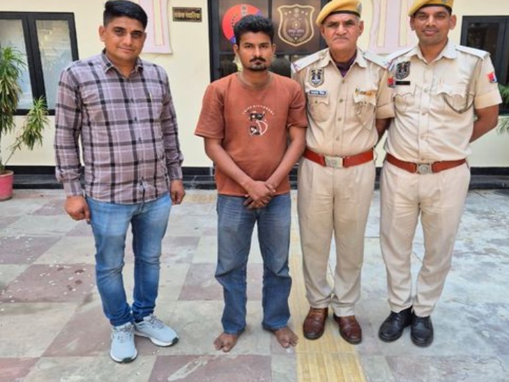 म्यूल अकाउंट के जरिए साइबर ठगी में शामिल आरोपी को पुलिस ने गिरफ्तार किया। (ब्राउन टीशर्ट में आरोपी)