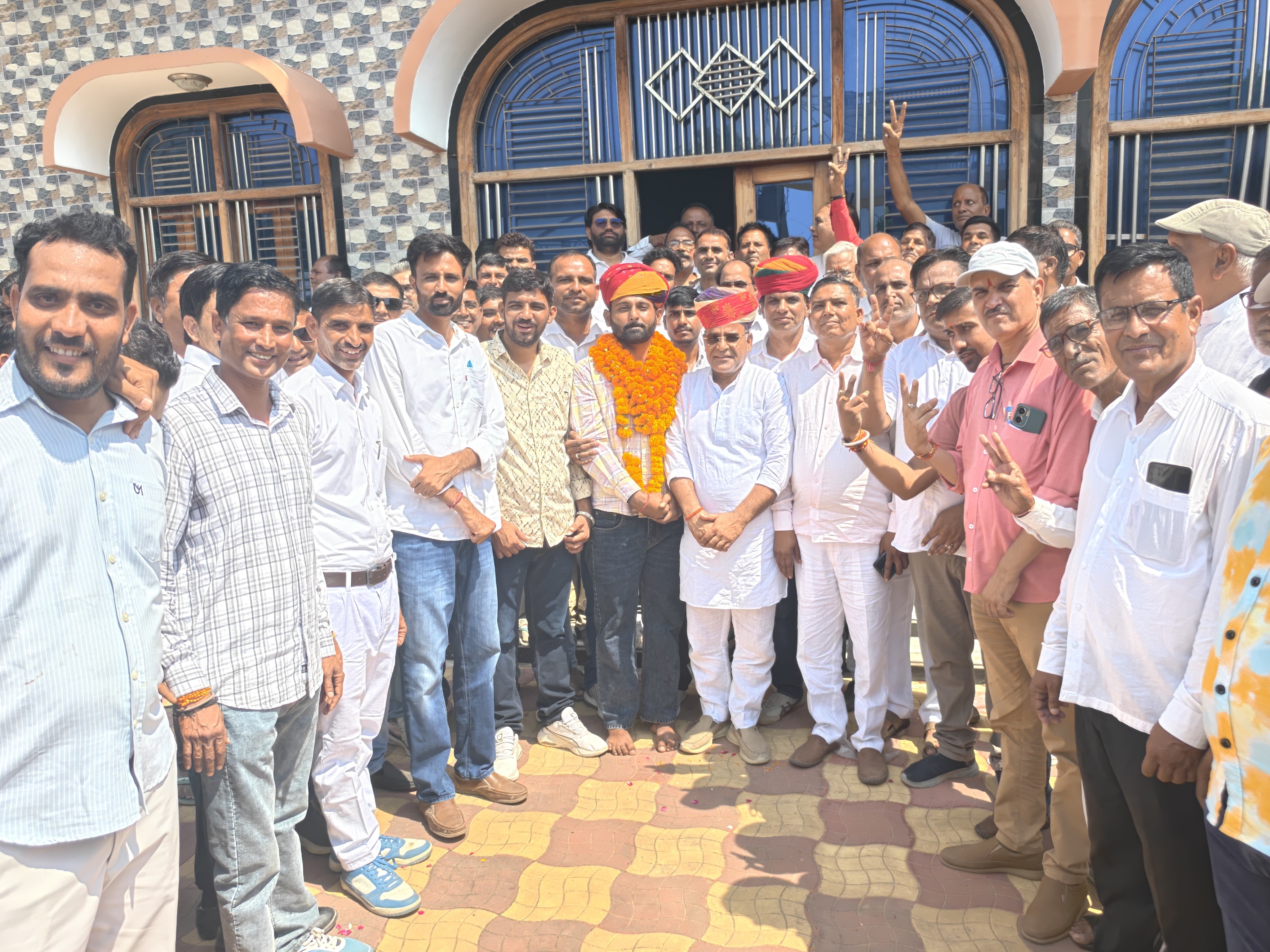 परिणाम घोषित होते ही नगरपालिका परिसर भाजपा समर्थकों के नारों से गूंज उठा। कार्यकर्ताओं ने एक-दूसरे को मिठाई खिलाई और आतिशबाजी की।