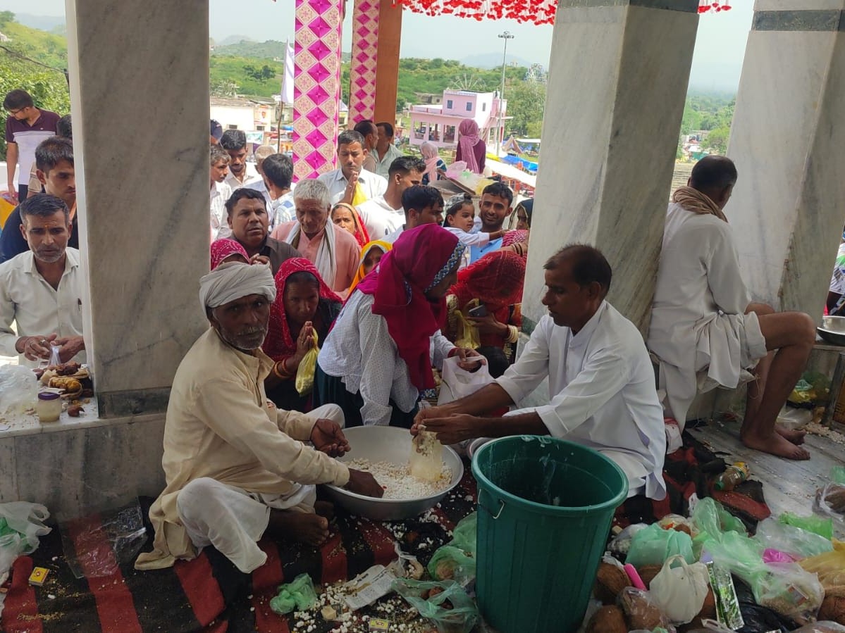 श्रद्धालु अपनी मनोकामना लेकर मंदिर पहुंचते हैं और बाबा के दर्शन कर पूजा-अर्चना करते हैं।