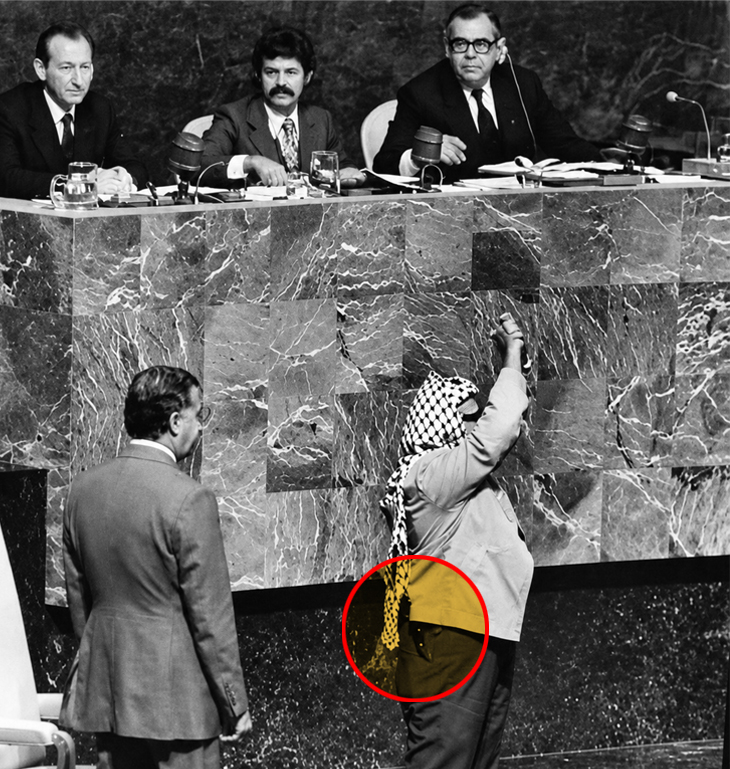UNGA में भाषण देने पहुंचे PLO के मुखिया यासिर अराफात की जैकेट से बाहर नजर आता गन होल्स्टर।