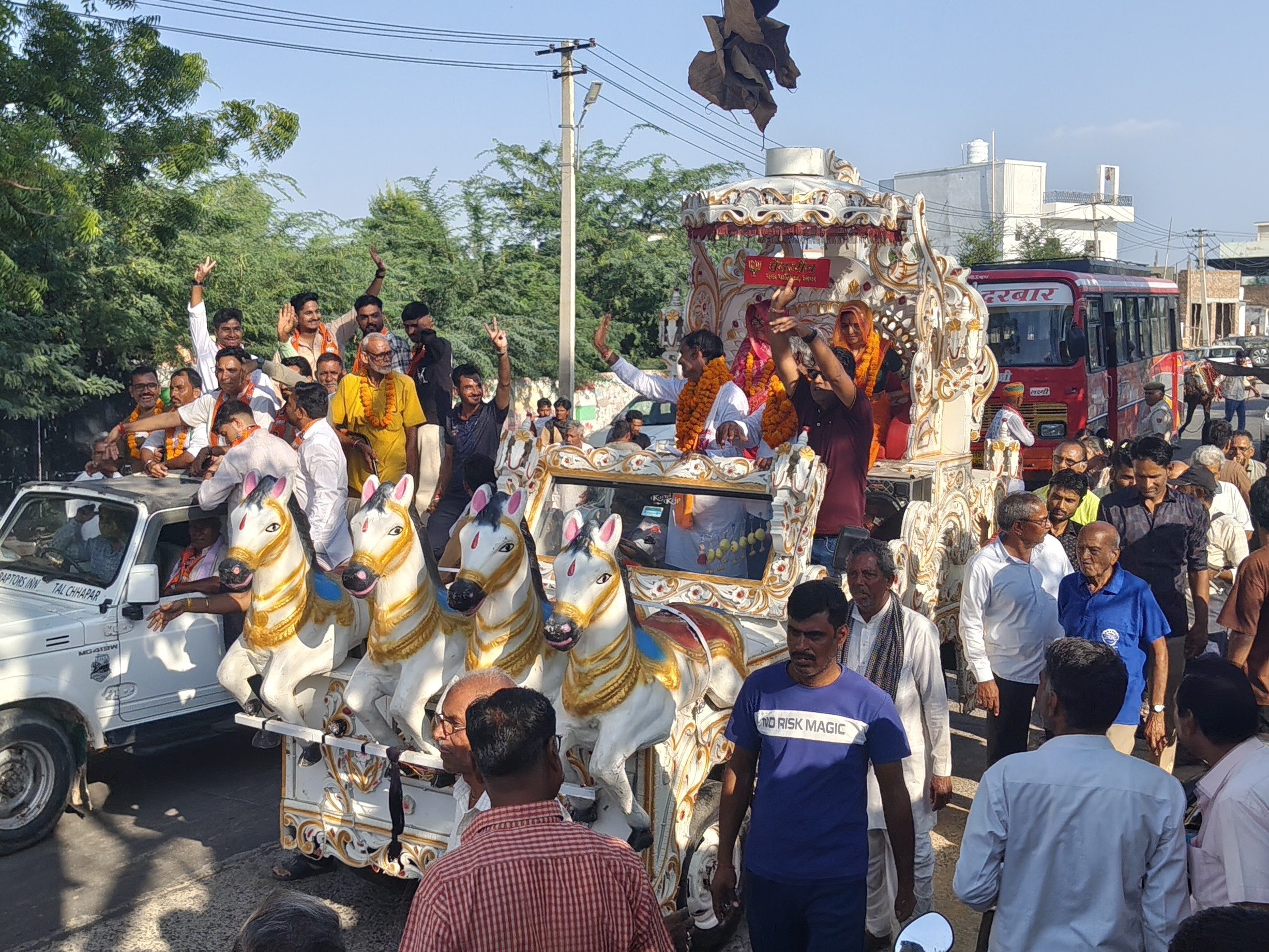 भाजपा की इंदिरा पारीक ने भी जीत की खुशी मनाई।