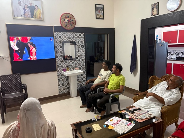 भिवानी के गांव धनाना स्थित साक्षी चौधरी के घर पर मुकाबला देखते हुए परिवार।