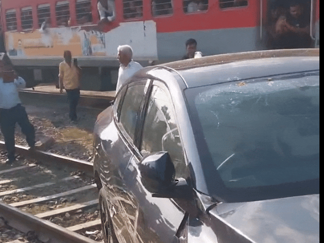 इसी ईवी कार से बाइक सवार की टक्कर हुई थी, जो ट्रैक पर जा पहुंची।