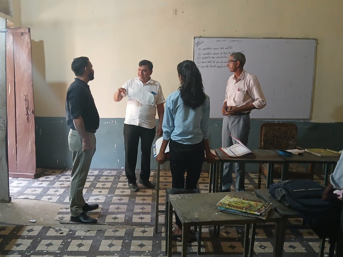 अधिकारियों ने छात्रों से शिक्षा की जानकारी ली, स्कूल प्रशासन को सुधार के निर्देश दिए