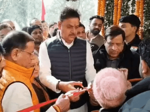 28 दिसबंर को पहले राज्यसभा सांसद सुरेंद्र नागर ने मंत्री विपुल और राजेश के साथ रिबन काटा था।