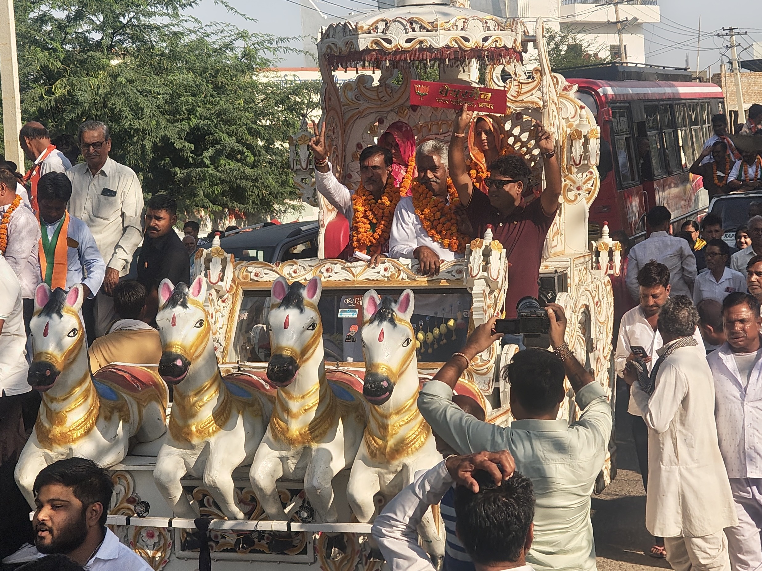 जीप पर समर्थकों ने जुलूस निकाला।