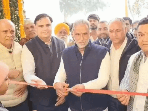 ढाई घंटे बाद केंद्रीय राज्य मंत्री कृष्णपाल गुर्जर अपने समर्थकों के साथ रिबन काटा।