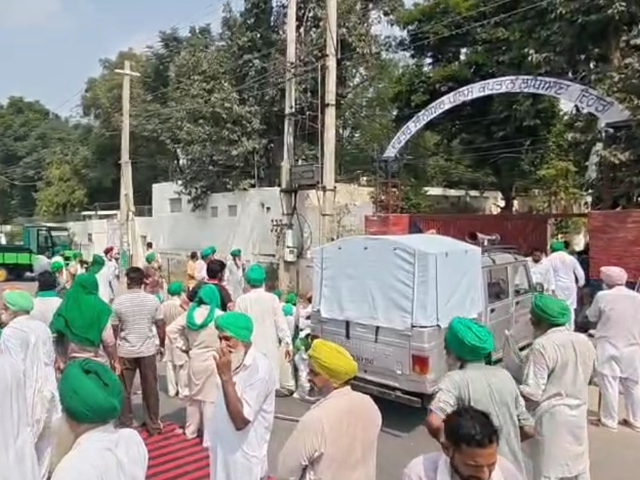 एसएसपी लुधियाना ग्रामीण के दफ्तर के बाहर धरना देते हुए किसान।