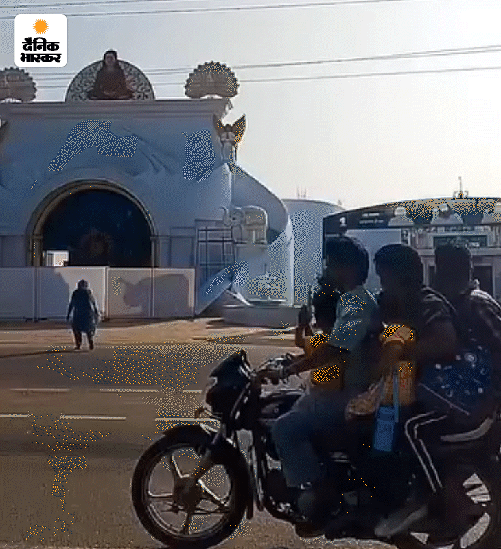 सिरसा में मौजूद डेरा सच्चा सौदा का ये आश्रम राम रहीम सिंह का मुख्यालय है। पैरोल या फरलो पर बाहर आने के बाद वो यहीं रहता है।