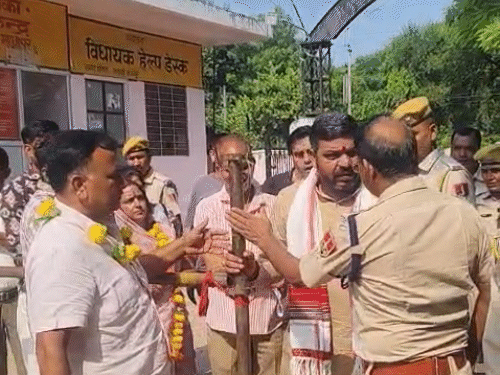 सवाई माधोपुर नगर परिषद में उपसभापति पद के नामांकन के दौरान बीजेपी चुनाव प्रभारी मदन प्रजापत की सीओ सिटी राजेंद्र मीणा से धक्का-मुक्की हो गई।