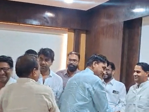 सीकर में पूर्व सभापति और कांग्रेस पार्षद जीवण खां ने बीजेपी प्रत्याशी रेखा बिजारणियां के सिर पर हाथ रखकर आशीर्वाद दिया।