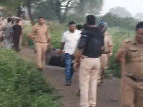 कार्रवाई के दौरान जब्त सामान लेकर आती टीम।