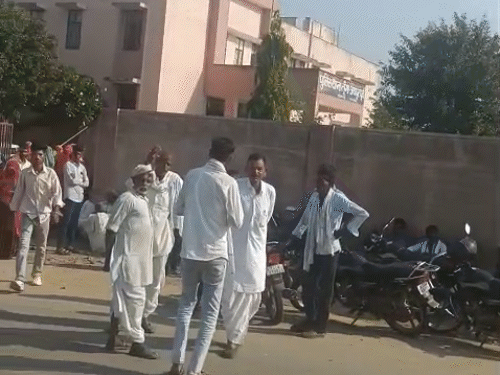 युवक की मौत के बाद परिजन तूंगा थाने का घेराव करने पहुंचे हैं।