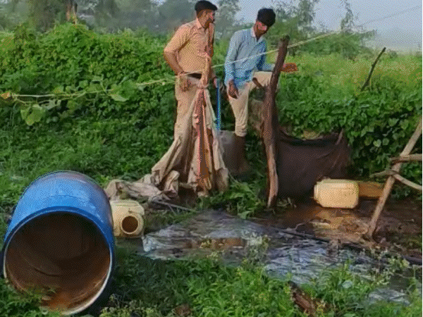 पहले ड्रोन से रैकी, फिर मैदान में उतरी टीमें; 12 भट्टी, 30 से ज्यादा ड्रम-2 बॉयलर जब्त|भोपाल,Bhopal - Dainik Bhaskar
