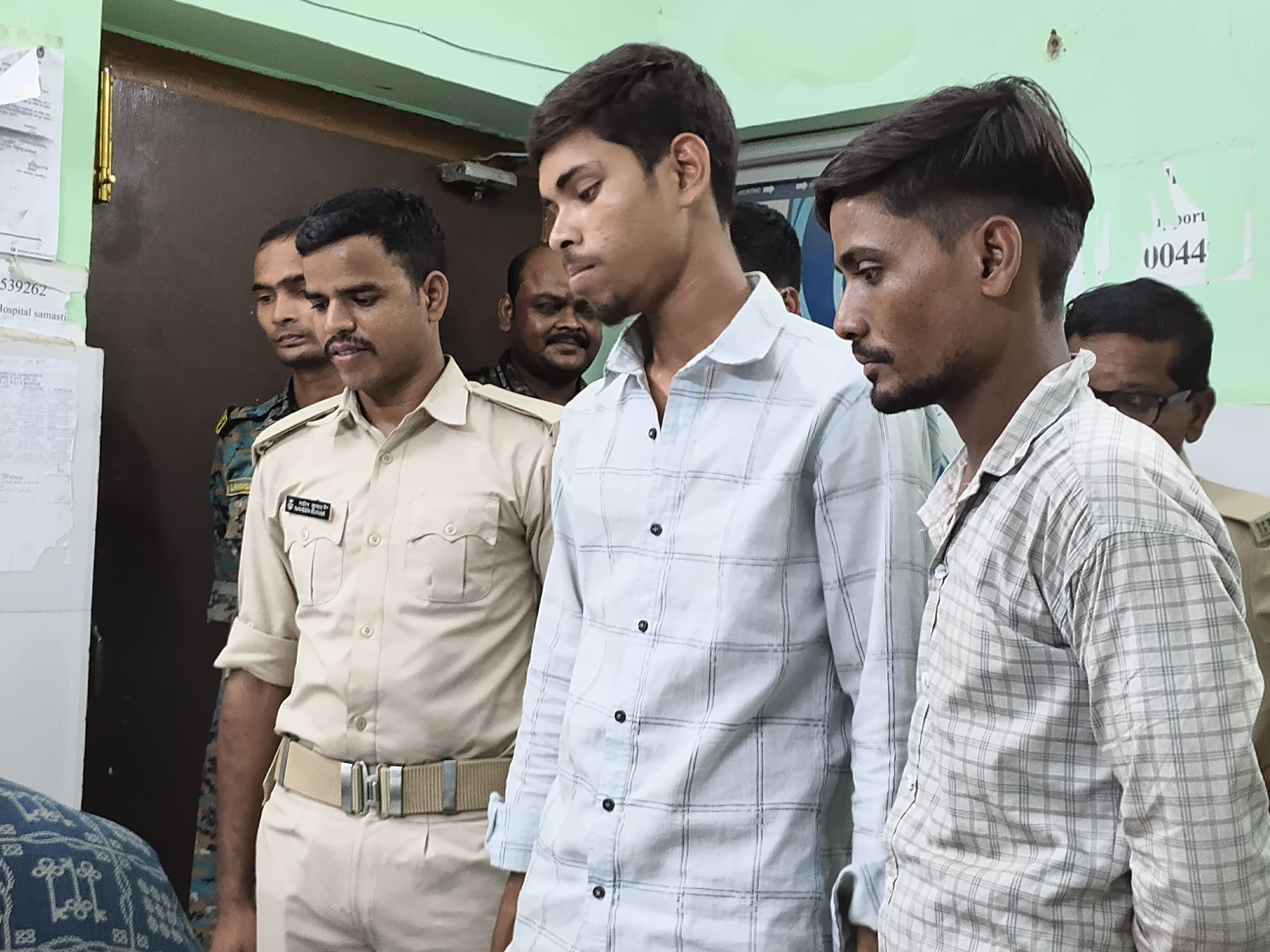 पुलिस हिरासत में गिरफ्तार आरोपी।