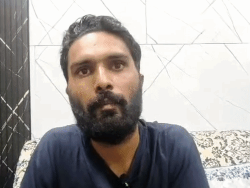 केन्या में किडनेपर्स से छूटकर आया व्यक्ति अपनी बेटी से लिपटकर रो पड़ा। - Dainik Bhaskar