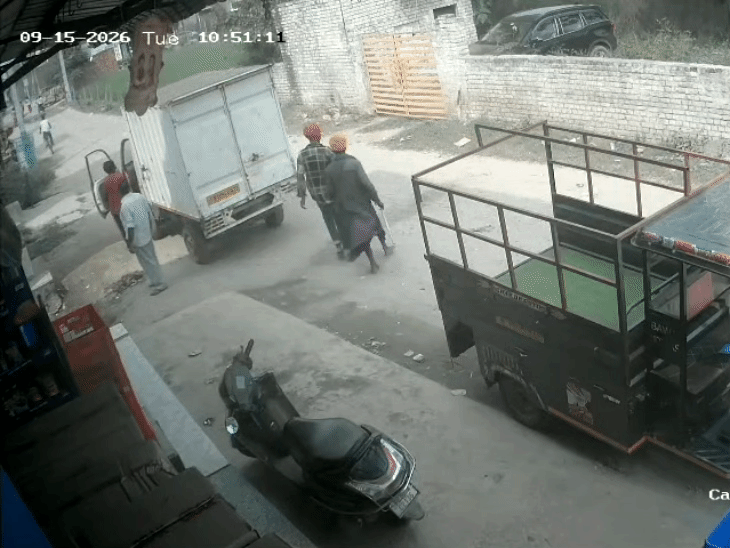 चोरी करने के बाद फरार होते दोनों युवक CCTV में कैद।