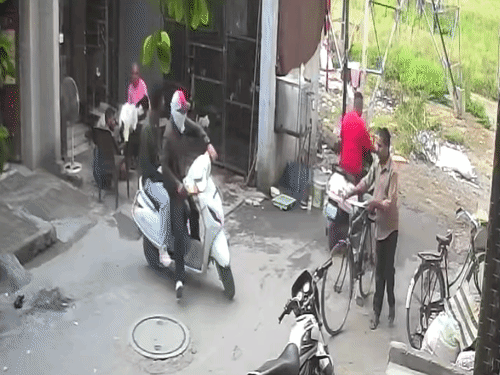 किडनैपिंग से दो दिन पहले राजा गार्डन इलाके में घूमते किडनैपर।