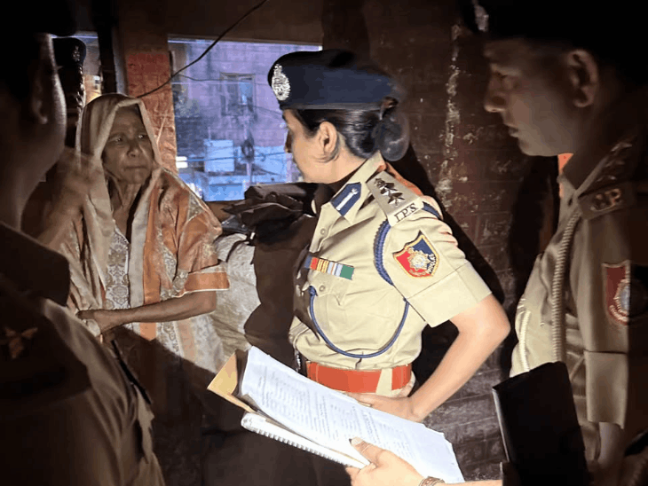 चंडीगढ़ SSP कंवरदीप कौर नशे को लेकर महिला से पूछताछ करती हुईं।