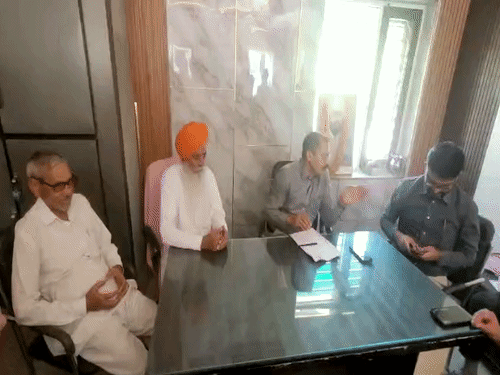 शहीद उधम सिंह स्मारक स्थित कार्यालय में किसानों से मीटिंग करते DC विश्राम कुमार मीणा।
