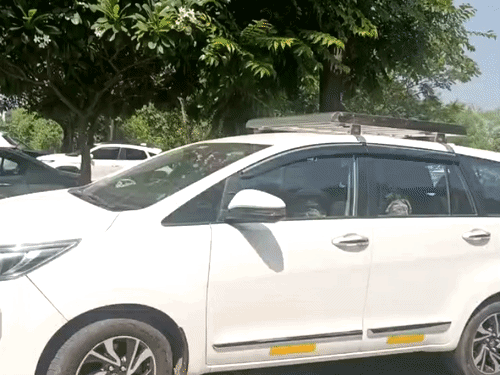 प्रवर्तन निदेशालय (ED) टीम की गाड़ियां।