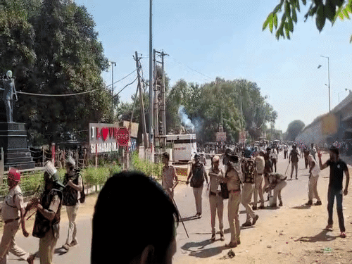 GT रोड जाम करने जा रहे किसानों पर पुलिस ने आंसू गैस के गोले भी दागे।