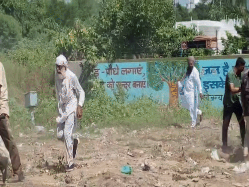 जीटी रोड पर पहुंचे किसानों और पुलिस में धक्का-मुक्की भी हुई।
