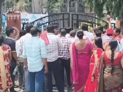 स्कूल बस, ट्रैक्टर और एंबुलेंस के रास्ते संकरा होने की शिकायत