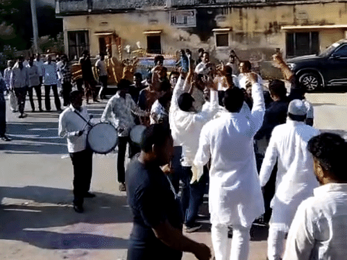 सोनिका शर्मा की जीत के बाद नाचे समर्थक