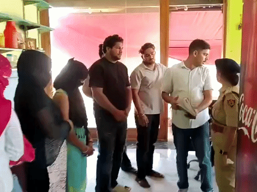 होटल में पकड़ी गई युवतियां।