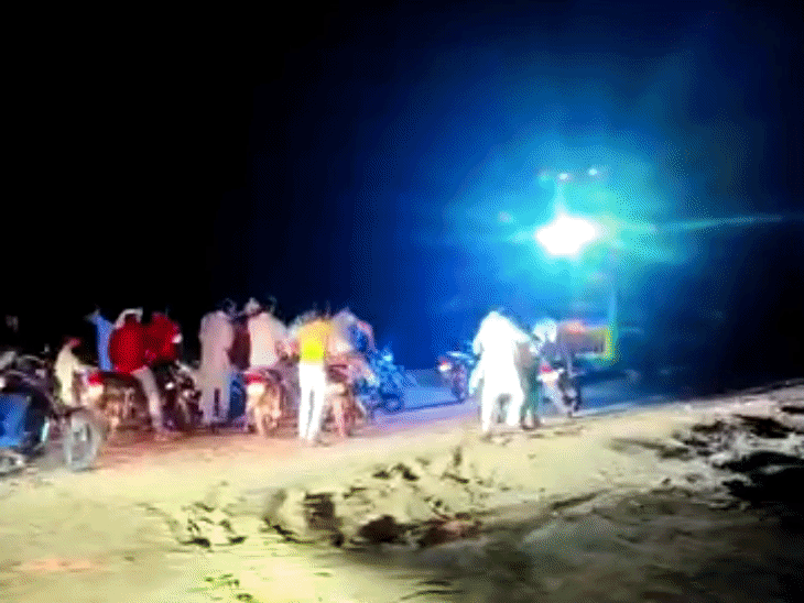 जमानत पर बाहर आने पर पूर्व सरपंच नसरू के समर्थकों ने निकाली जुलूस।