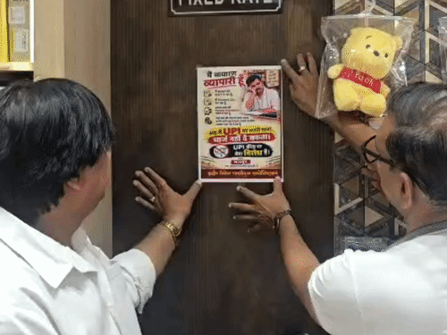 विरोध शुरू करने के साथ ही पूर्व में भी दुकानों पर लगाए थे पोस्टर।