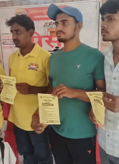 पंप्लेट दिखाते मिथिला स्टूडेंट यूनियन के सदस्य।
