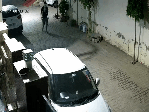 मुंह बांधकर गली में प्रवेश करता संदिग्ध शख्स, CCTV में कैद।