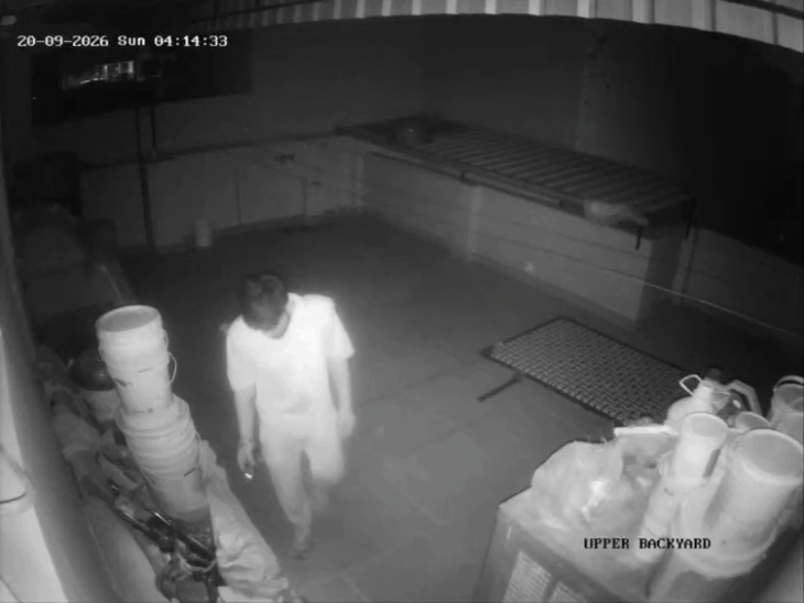 मोबाइल की टॉर्च जलाकर सामान तलाशता संदिग्ध शख्स, CCTV में कैद।