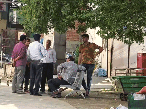 कांवटिया अस्पताल की मॉर्च्युरी के बाहर बैठे परिजन।