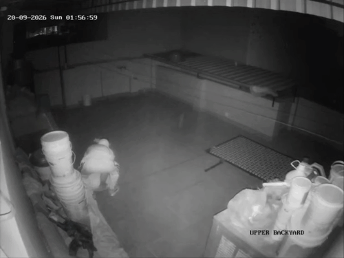 बोरी में सामान भरकर अपने साथ ले जाता संदिग्ध शख्स, CCTV में कैद।