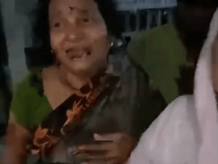 अस्पताल में हंगामा करते हुए मृतक बच्चे के परिजन।
