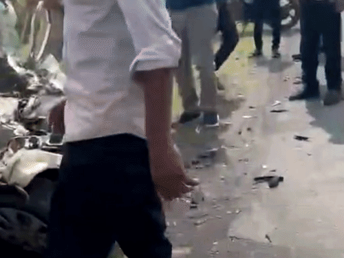 स्थानीय लोगों ने बताया कि एक्सीडेंट के समय एक धमाका भी सुनाई दिया था।