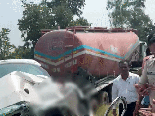 पुलिस के अनुसार ट्रक ड्राइवर की अब तक पहचान नहीं हो सकी है।