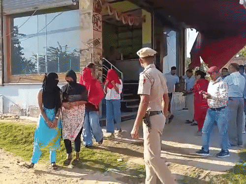 रेवाड़ी के होटल में पकड़ी गई युवतियों को लेकर जाती पुलिस।