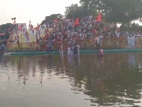 इस अद्भुत नजारे को देखने के लिए भारी संख्या में श्रद्धालु पहुंचे।