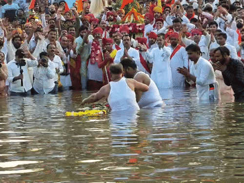 प्रतिमा तीनों बार पानी में तैरी
