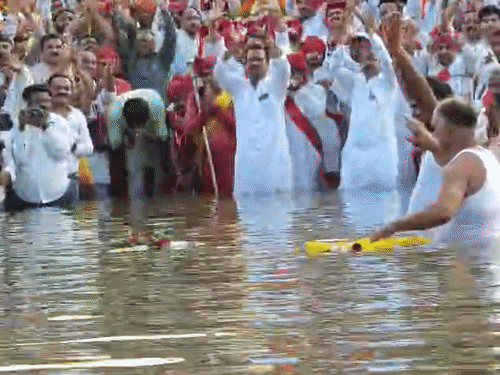 एक एक कर प्रतिमा को तीन बार पानी में छोड़ा गया।