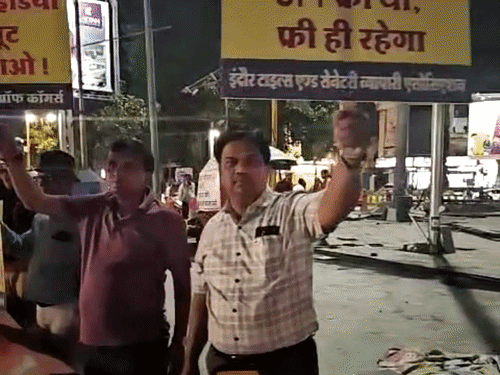 इंदौर में व्यापारियों ने इस तरह पोस्टर दिखाकर चार्ज का विरोध दर्ज कराया।