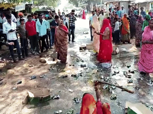 ग्वालियर के भितरवार क्षेत्र के सिल्हा में महिलाओं ने शराब की बोतलें तोड़ी। - Dainik Bhaskar