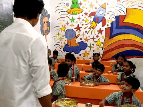 विजय ने तिरुवनमियूर के गांधी ग्रामम में सरकारी मिडिल स्कूल में स्टूडेंट्स से मुलाकात की।