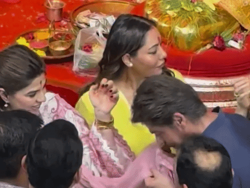 गर्मी के चलते शाहरुख मैनेजर के दुपट्टे से पसीना पोंछते दिखाई दिए।