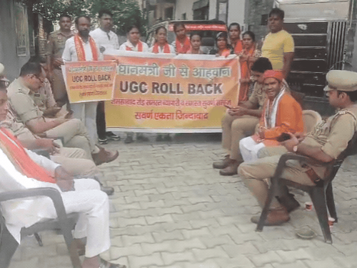 सामाजिक कार्यकर्ता गोविंद पाराशर को हाउस अरेस्ट कर लिया गया है।